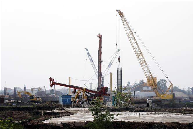 Các thiết bị máy móc thi công cầu vượt sông Ninh Cơ đoạn qua xã Xuân Hồng (Ninh Bình). Ảnh: Thái Thuần - TTXVN