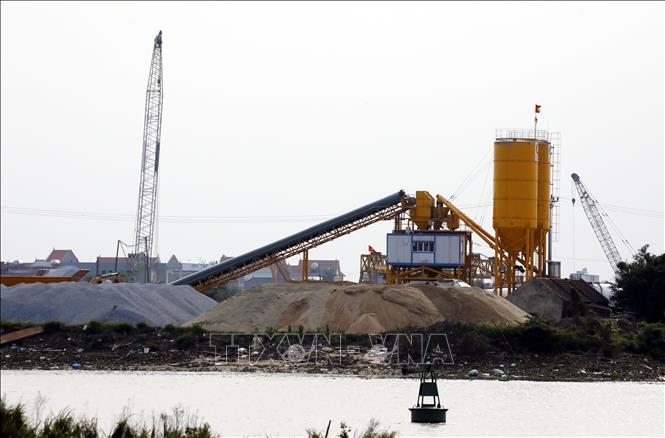 Tập kết vật liệu thi công cầu vượt sông Ninh Cơ đoạn qua xã Xuân Hồng (Ninh Bình). Ảnh: Thái Thuần - TTXVN