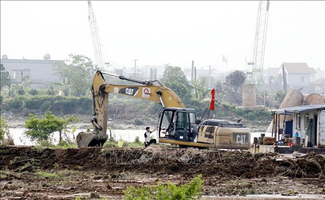 Các thiết bị máy móc thi công cầu vượt sông Ninh Cơ đoạn qua xã Xuân Hồng (Ninh Bình). Ảnh: Thái Thuần - TTXVN