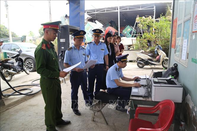 Lực lượng chức năng tỉnh Cao Bằng kiểm tra một cơ sở kinh doanh xăng dầu trên địa bàn. Ảnh: Chu Hiệu-TTXVN