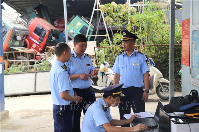 Lực lượng chức năng tỉnh Cao Bằng kiểm tra một cơ sở kinh doanh xăng dầu trên địa bàn. Ảnh: Chu Hiệu-TTXVN