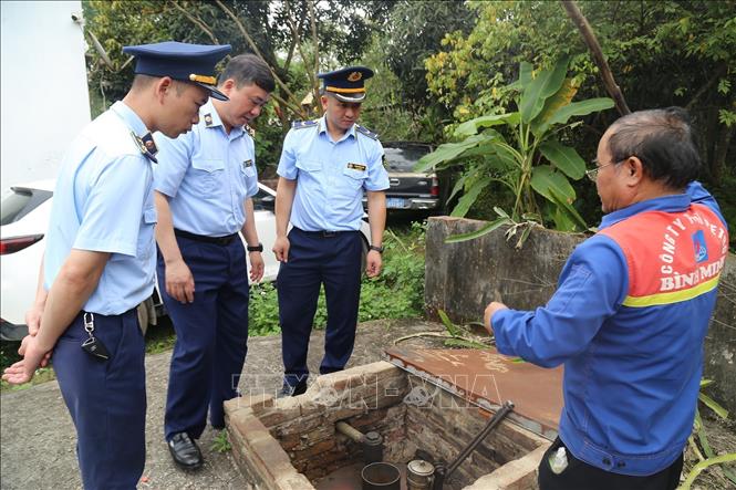 Lực lượng chức năng tỉnh Cao Bằng kiểm tra một cơ sở kinh doanh xăng dầu trên địa bàn. Ảnh: Chu Hiệu-TTXVN