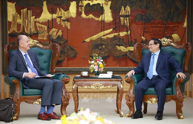 Thủ tướng Phạm Minh Chính tiếp ông Martin Sommer, Trưởng Đoàn giám sát kinh tế vĩ mô của Quỹ Tiền tệ quốc tế (IMF). Ảnh: Dương Giang-TTXVN
