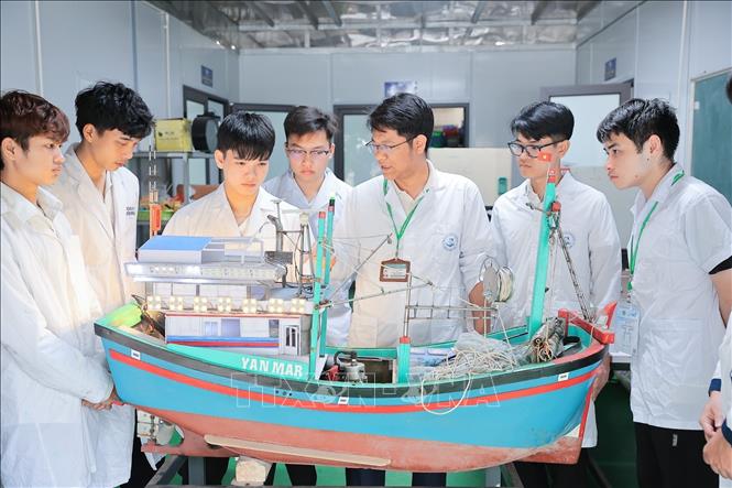 Hoạt động học tập trên mô hình tàu đánh cá của ngư dân Khánh Hòa giúp sinh viên Khoa Thuỷ sản tiếp cận thực tiễn nghề biển. Ảnh: Lê Đông - TTXVN
