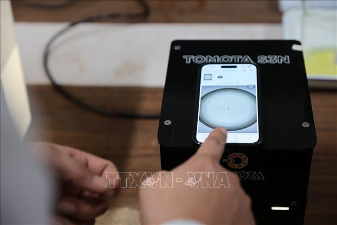 Hệ thống phân tích tích hợp AI và IoT trong giảng dạy và nghiên cứu, nâng cao hiệu quả phân tích động vật phù du làm thức ăn phục vụ sản xuất giống thuỷ sản. Ảnh: Lê Đông - TTXVN
