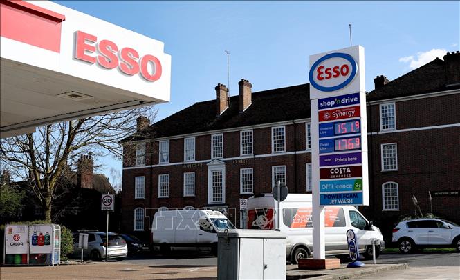 Giá xăng dầu được niêm yết tại trạm xăng ở London, Anh, ngày 26/3/2026. Ảnh: THX/TTXVN