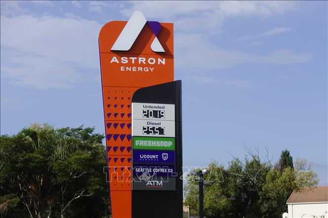 Giá xăng dầu được niêm yết tại trạm xăng ở Johannesburg, Nam Phi, ngày 25/3/2026. Ảnh: THX/TTXVN