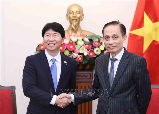 Bộ trưởng Bộ Ngoại giao Lê Hoài Trung tiếp Thống đốc tỉnh Okayama (Nhật Bản) Ibaragi Ryuta. Ảnh: An Đăng - TTXVN