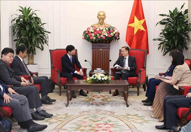 Bộ trưởng Bộ Ngoại giao Lê Hoài Trung tiếp Thống đốc tỉnh Okayama (Nhật Bản) Ibaragi Ryuta. Ảnh: An Đăng - TTXVN