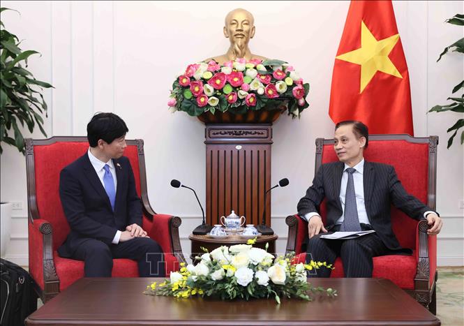 Bộ trưởng Bộ Ngoại giao Lê Hoài Trung tiếp Thống đốc tỉnh Okayama (Nhật Bản) Ibaragi Ryuta. Ảnh: An Đăng - TTXVN