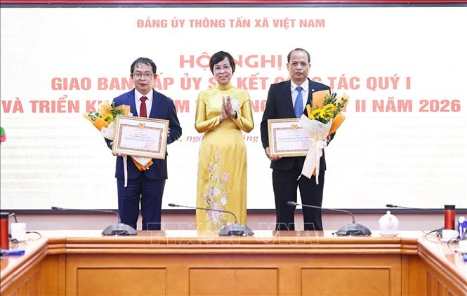 Đồng chí Vũ Việt Trang, Ủy viên BCH Đảng bộ Chính phủ, Bí thư Đảng ủy, Tổng giám đốc TTXVN trao Bằng khen của Đảng ủy Chính phủ cho đồng chí Nguyễn Tuấn Hùng, Phó Bí thư Thường trực Đảng ủy, Phó Tổng giám đốc TTXVN và Đảng bộ Ban biên tập Ảnh trực thuộc Đảng bộ TTXVN có thành tích tiêu biểu trong công tác lãnh đạo, chỉ đạo, tham mưu tổ chức Đại hội đại biểu Đảng bộ Chính phủ lần thứ nhất, nhiệm kỳ 2025 - 2030. Ảnh: Minh Đức – TTXVN
