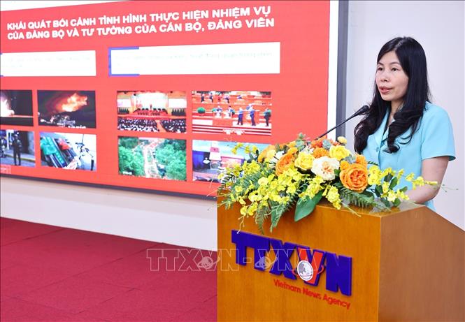 Đồng chí Đỗ Thị Trang, Phó Bí thư chuyên trách Đảng ủy, trình bày Báo cáo tóm tắt sơ kết công tác quý I và phương hướng, nhiệm vụ quý II năm 2026. Ảnh: Minh Đức – TTXVN