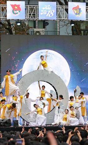 Với mục đích tăng cường sự gắn kết giữa học sinh trong trường, hội nhập văn hóa quốc tế, ''Khi tôi 18'' mang đến những màn trình diễn sôi động từ các tập thể lớp, góp phần làm nên những năm tháng tuổi thanh xuân của mỗi học sinh Việt Đức, phát huy sự năng động, sáng tạo của tuổi trẻ Việt Đức. Ảnh: Thanh Tùng - TTXVN