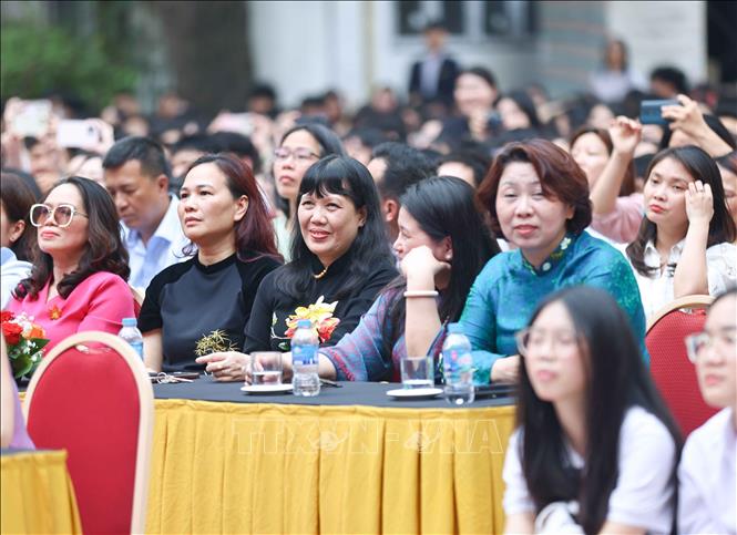Ban giám hiệu cùng tập thể giáo viên, phụ huynh và học sinh theo dõi chương trình. Ảnh: Thanh Tùng - TTXVN