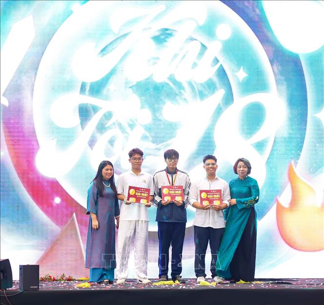 Ban Giám hiệu nhà trường trao giải Nhất môn thi kéo co cho các đội Nhất của 3 khối lớp 10,11 và 12. Ảnh: Thanh Tùng - TTXVN
