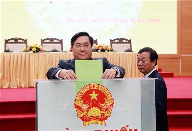 Đại biểu HĐND tỉnh Phú Thọ bỏ phiếu bầu các chức danh của HĐND, UBND tỉnh và Hội thẩm Tòa án nhân dân tỉnh, Tòa án nhân dân khu vực nhiệm kỳ 2026 - 2031. Ảnh: Tạ Toàn - TTXVN