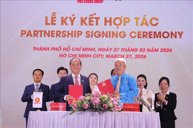 Ông Võ Khắc Thái, Phó Chủ tịch Thường trực Liên đoàn Lao động Thành phố Hồ Chí Minh và ông Nguyễn Việt Cường, Chủ tịch Hội đồng Quản trị Công ty Cổ phần Tập đoàn Phú Cường thực hiện nghi thức ký kết thoả thuận hợp tác. Ảnh: Thanh Vũ-TTXVN 