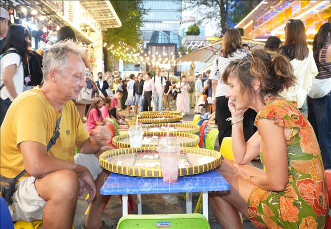 Hai du khách đến từ Pháp đang thực hành trò chơi 