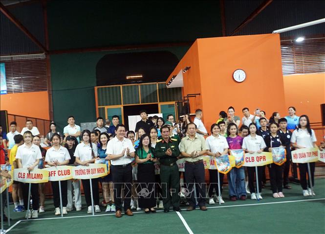 Ban tổ chức tặng cờ lưu niệm cho các câu lạc bộ, đơn vị tham dự Giải Pickleball các câu lạc bộ tỉnh Gia Lai năm 2026. Ảnh: Trịnh Bang Nhiệm - TTXVN