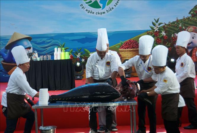 Các đầu bếp, nghệ nhân biểu diễn xẻ thịt cá ngừ đại dương tại Chương trình Tinh hoa ẩm thực tỉnh Gia Lai. Ảnh: Trịnh Bang Nhiệm - TTXVN