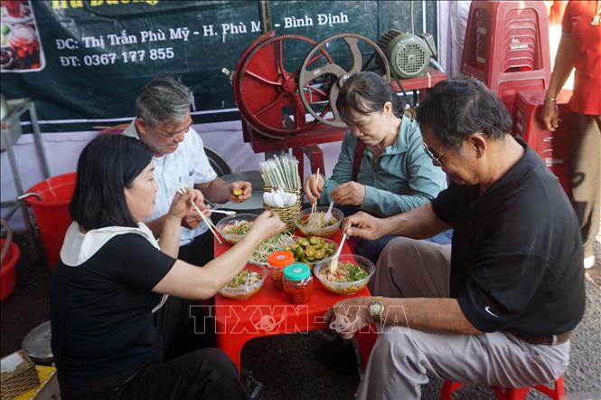 Người dân, du khách thưởng thức các món ăn tại Chương trình Tinh hoa ẩm thực tỉnh Gia Lai. Ảnh: Trịnh Bang Nhiệm - TTXVN