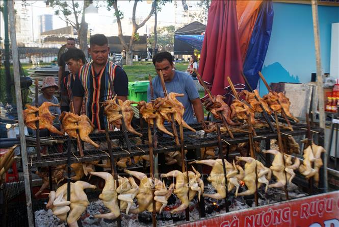 Trình diễn món gà, vịt nướng than tại Chương trình Tinh hoa ẩm thực tỉnh Gia Lai. Ảnh: Trịnh Bang Nhiệm - TTXVN