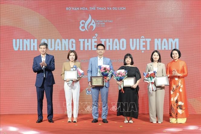 Ban tổ chức tri ân các nhà tài trợ. Ảnh: Minh Quyết - TTXVN