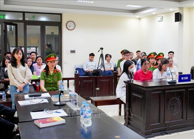 Các bị cáo nghe Tòa tuyên án. Ảnh: Kim Anh - TTXVN