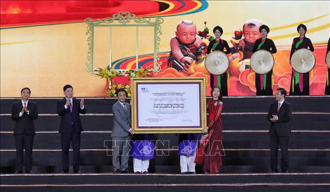 Bà Pauline Tamesis, Điều phối viên thường trú Liên hợp quốc tại Việt Nam trao Bằng của UNESCO ghi danh 