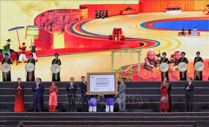 Thứ trưởng Bộ Văn hoá, Thể thao và Du lịch Hoàng Đạo Cương trao Bằng của UNESCO ghi danh 