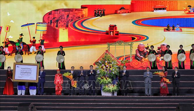 Đồng chí Trần Sỹ Thanh, Ủy viên Bộ Chính trị, Bí thư Trung ương Đảng, Chủ nhiệm Ủy ban Kiểm tra Trung ương và Phó Thủ tướng Mai Văn Chính chúc mừng tỉnh Bắc Ninh. Ảnh: Danh Lam - TTXVN