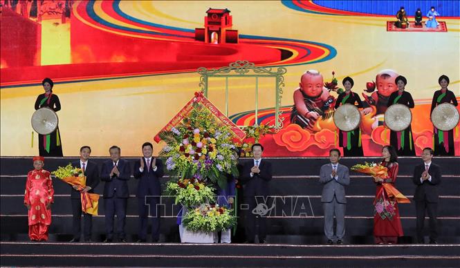 Đồng chí Trần Sỹ Thanh, Ủy viên Bộ Chính trị, Bí thư Trung ương Đảng, Chủ nhiệm Ủy ban Kiểm tra Trung ương và Phó Thủ tướng Mai Văn Chính chúc mừng tỉnh Bắc Ninh. Ảnh: Danh Lam - TTXVN