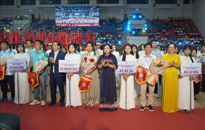 Lãnh đạo tỉnh Quảng Ngãi tặng hoa và cờ cho các đoàn tham dự. Ảnh: Dư Toán – TTXVN