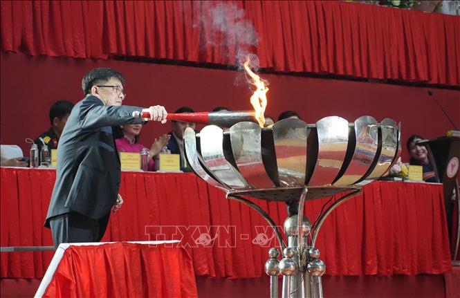 Lãnh đạo tỉnh Quảng Ngãi thực hiện nghi thức đốt đuốc khai mạc Đại hội. Ảnh: Dư Toán – TTXVN