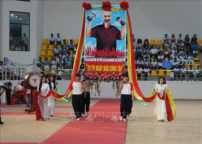 Nghi thức rước chân dung Chủ tịch Hồ Chí Minh tại Lễ khai mạc. Ảnh: Dư Toán – TTXVN