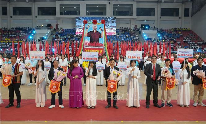 Lãnh đạo tỉnh Quảng Ngãi tặng hoa và cờ cho các đoàn tham dự Đại hội. Ảnh: Dư Toán – TTXVN