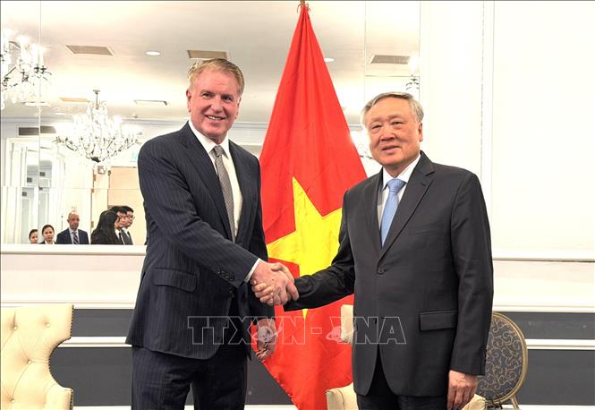 Phó Thủ tướng Thường trực Nguyễn Hòa Bình làm việc với ông Les Ware, nhà sáng lập kiêm Giám đốc Điều hành của Quỹ Outlander Capital. Ảnh: Ngọc Quang - PV TTXVN tại Hoa Kỳ