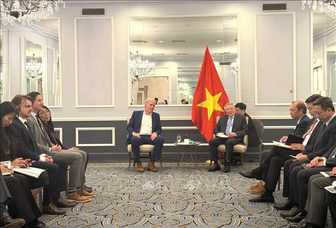 Phó Thủ tướng Thường trực Nguyễn Hòa Bình làm việc với ông David Otto, nhà sáng lập kiêm Giám đốc điều hành Martin Davis. Ảnh: Ngọc Quang - PV TTXVN tại Hoa Kỳ