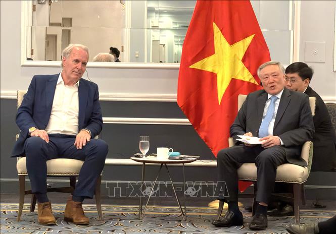 Phó Thủ tướng Thường trực Nguyễn Hòa Bình làm việc với ông David Otto, nhà sáng lập kiêm Giám đốc điều hành Martin Davis. Ảnh: Ngọc Quang - PV TTXVN tại Hoa Kỳ