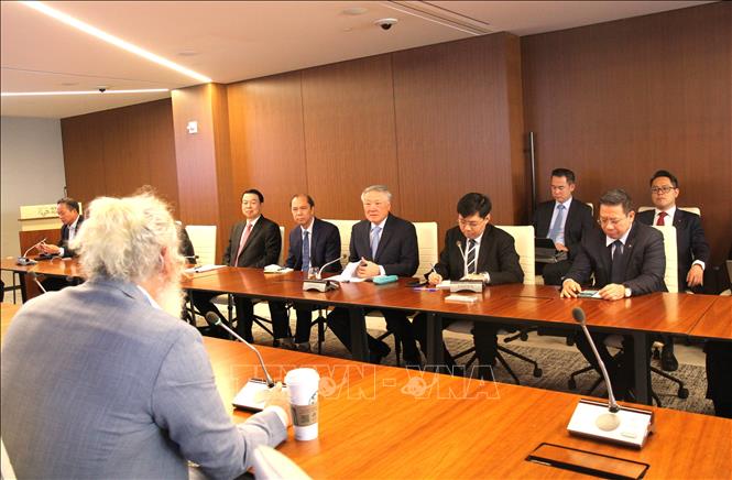 Phó Thủ tướng Thường trực Nguyễn Hòa Bình làm việc với nhóm chuyên gia tư vấn đến từ các lĩnh vực khác nhau. Ảnh: Ngọc Quang - PV TTXVN tại Hoa Kỳ