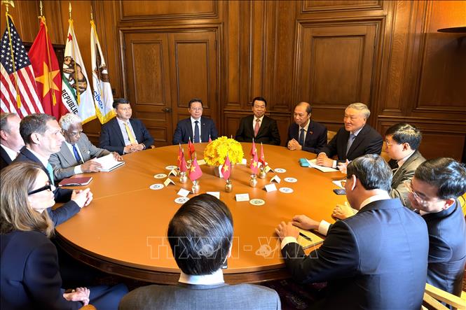 Phó Thủ tướng Thường trực Nguyễn Hòa Bình gặp Thị trưởng Thành phố San Francisco Daniel Lurie. Ảnh: Ngọc Quang - PV TTXVN tại Hoa Kỳ