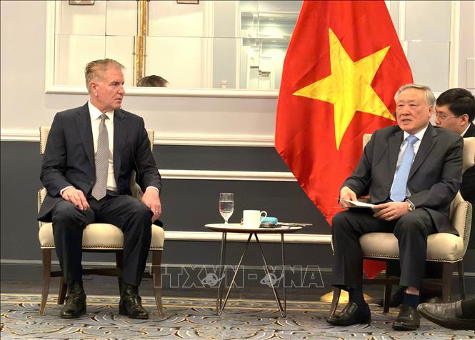 Phó Thủ tướng Thường trực Nguyễn Hòa Bình làm việc với ông Les Ware, nhà sáng lập kiêm Giám đốc Điều hành của Quỹ Outlander Capital. Ảnh: Ngọc Quang - PV TTXVN tại Hoa Kỳ