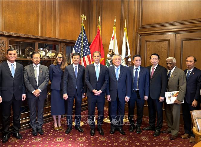 Phó Thủ tướng Thường trực Nguyễn Hòa Bình gặp Thị trưởng Thành phố San Francisco Daniel Lurie. Ảnh: Ngọc Quang - PV TTXVN tại Hoa Kỳ