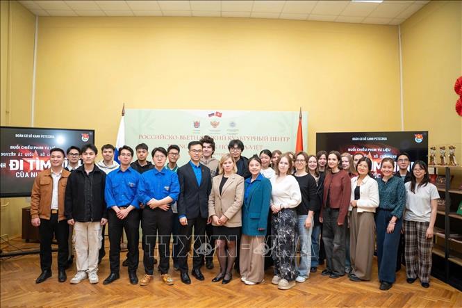 Các bạn sinh viên Việt Nam và Nga tham dự buổi chiếu phim tài liệu “Nguyễn Ái Quốc - Hồ Chí Minh: Hành trình đi tìm hình của Nước