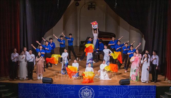 Sinh viên Việt Nam biểu diễn các tiết mục văn nghệ đặc sắc tại Lễ mittinh kỷ niệm 95 năm thành lập Đoàn TNCS Hồ Chí Minh. Ảnh: Trần Hải - PV TTXVN tại Nga