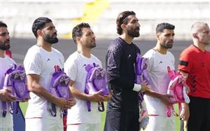 Xúc động hình ảnh ĐT Iran cầm cặp sách tưởng niệm học sinh mạng vì xung đột Trung Đông