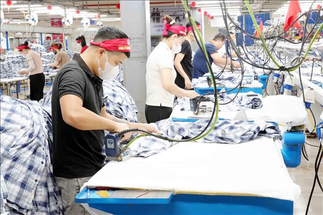 Cán bộ, công nhân viên Công ty May S&D (Xã Quảng Ninh, tỉnh Quảng Trị) thực hiện nghiêm túc các quy định về tiết kiệm điện trong sản xuất, coi đây là trách nhiệm chung của mỗi cá nhân trong doanh nghiệp. Ảnh: Tá Chuyên - TTXVN