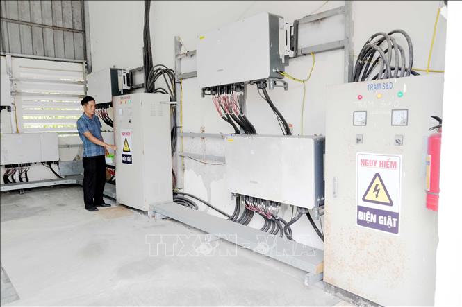 Hệ thống điện mặt trời dược cán bộ Công ty May S&D (Xã Quảng Ninh, tỉnh Quảng Trị) thường xuyên kiểm tra, vệ sinh để bảo đảm khai thác tối đa nguồn điện phục vụ sản xuất. Ảnh: Tá Chuyên - TTXVN