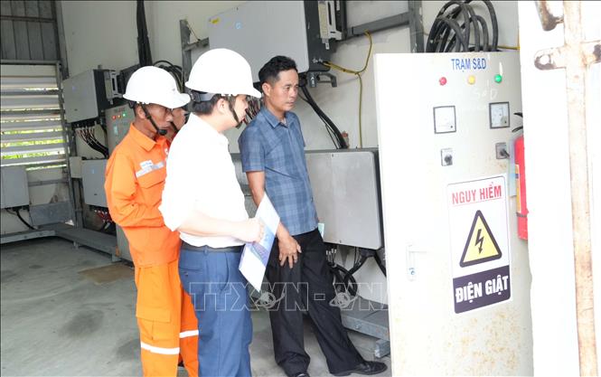 Công ty May S&D (Xã Quảng Ninh, tỉnh Quảng Trị) đầu tư lắp đặt hệ thống điện năng lượng mặt trời để thu điện và thay thế các thiết bị tiêu tốn nhiều điện năng bằng máy móc hiện đại, hiệu suất cao để tiết kiệm điện. Ảnh: Tá Chuyên - TTXVN