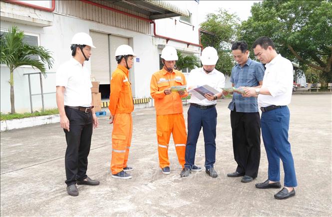 Cán bộ Điện lực Quảng Ninh (Quảng Trị) thường xuyên tuyên truyền ý thức tiết kiệm điện đến các doanh nghiệp sản xuất trên địa bàn. Ảnh: Tá Chuyên - TTXVN